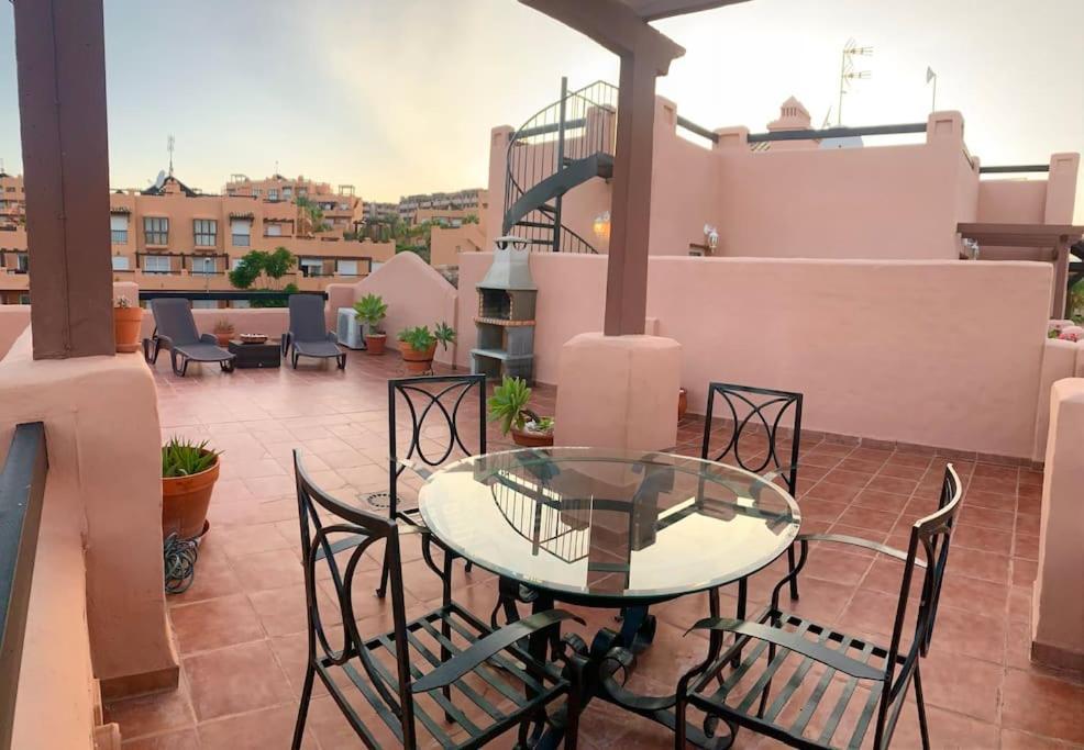 Penthouse Paradiso: 2Br Oasis In Casares Del Sol Exterior photo